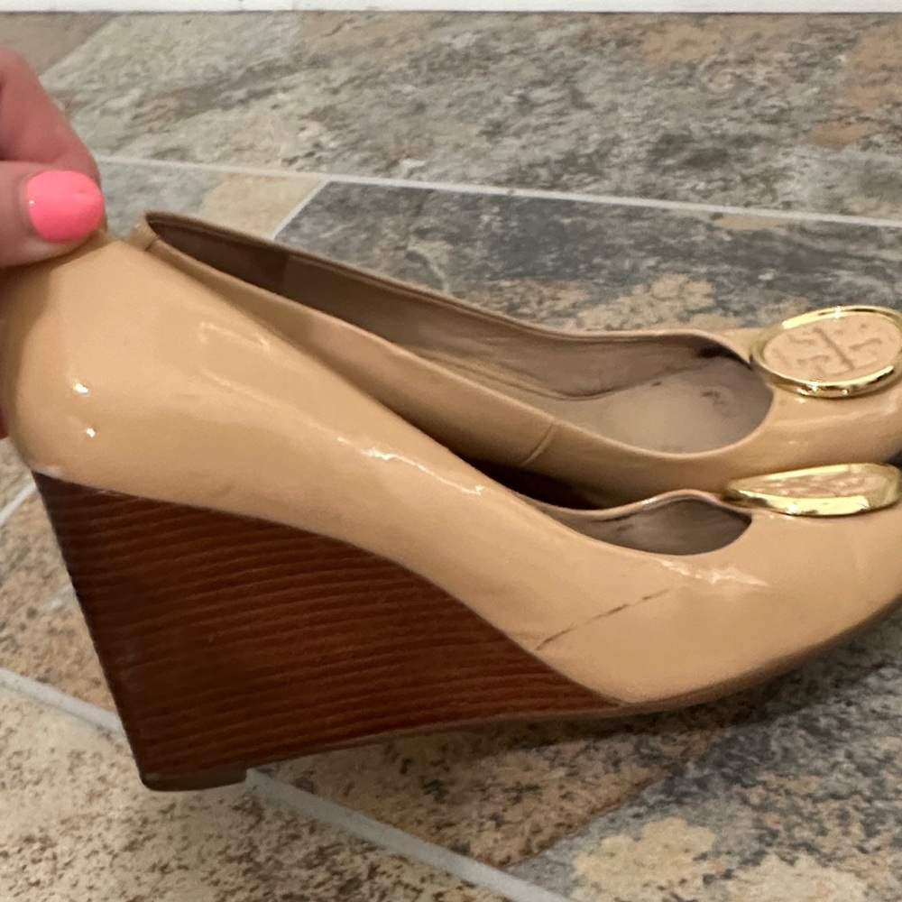 Tory Burch Beige Patent Leather Wedges size 7.5 - Picture 7 of 8